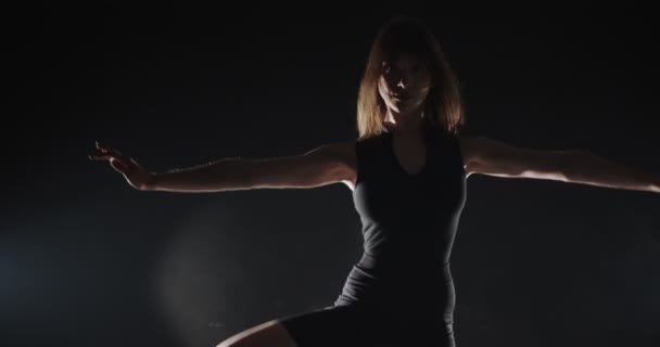 Ballerine Fille Exerce Ses Mouvements Ballet Studio Silhouette — Video