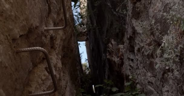 在两块较大的攀岩之间有岩石卡在一起的特写录像 — 图库视频影像