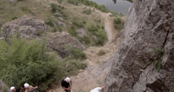 Guapo Forma Chico Está Preparando Gran Roca Para Que Los — Vídeo de stock