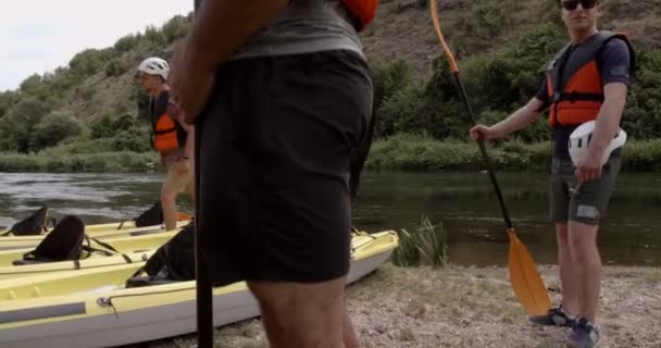 Gruppo Amici Stanno Preparando Kayak Mentre Parlano Tra Loro — Video Stock