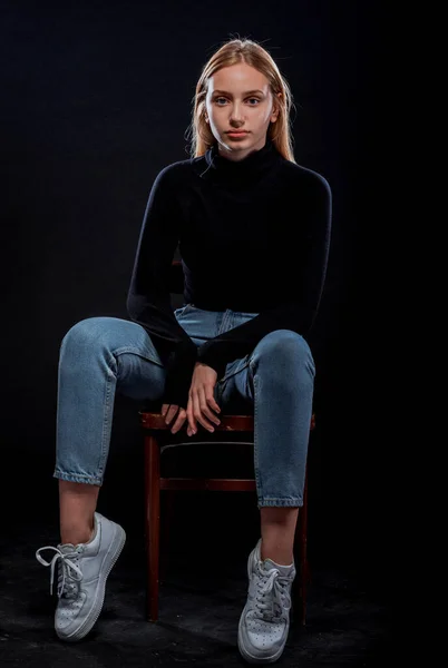 Студійний Знімок Тіла Привабливої Жінки Яка Позує Стильному Одязі Сидячи — стокове фото