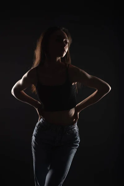 Sillhouette Του Κοριτσιού Ποζάρει Στο Στούντιο Ενώ Σκέφτεται Την Επόμενη — Φωτογραφία Αρχείου