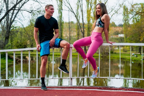 Atletas Suados Descansando Após Corrida Estrada Maratona Corredor Feminino Cansado — Fotografia de Stock