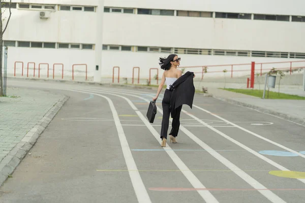 Atractiva Mujer Negocios Está Caminando Rápido Tacones Altos — Foto de Stock