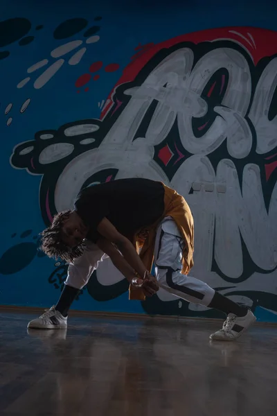 Ballerino Hip Hop Afroamericano Breakdancer Che Esibisce Sfondo Graffiti Esposizione — Foto Stock