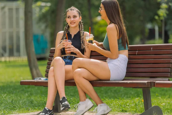 Nahaufnahme Von Zwei Jungen Freundinnen Die Auf Einer Bank Sommerpark — Stockfoto
