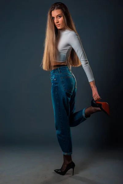 Retrato Uma Mulher Elegante Atraente Posando Contra Fundo Escuro — Fotografia de Stock