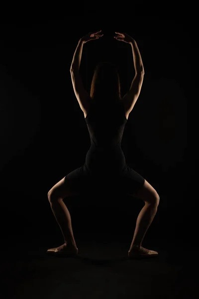Silhueta Bailarina Fazendo Uma Pose Agachamento Simétrica — Fotografia de Stock