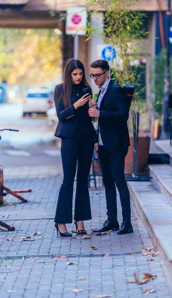 Adamı Kadın Ellerinde Cep Telefonu Tutuyorlar Sokakta Konuşuyorlar — Stok fotoğraf