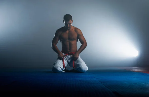 Karate Uomo Con Cintura Rossa Posa Campione Del Mondo Sfondo — Foto Stock