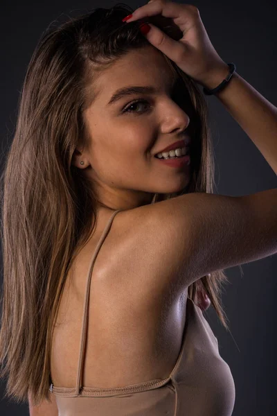 Retrato Una Modelo Femenina Posando Vaqueros Moda Sobre Fondo Oscuro —  Fotos de Stock