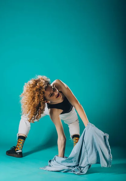 Flexible Junge Tänzerin Mit Einer Stilvollen Tanzbewegung — Stockfoto