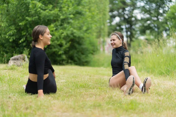 Duas Meninas Bonitas Atraentes Estão Falando Sorrindo Sobre Treinamento Enquanto — Fotografia de Stock