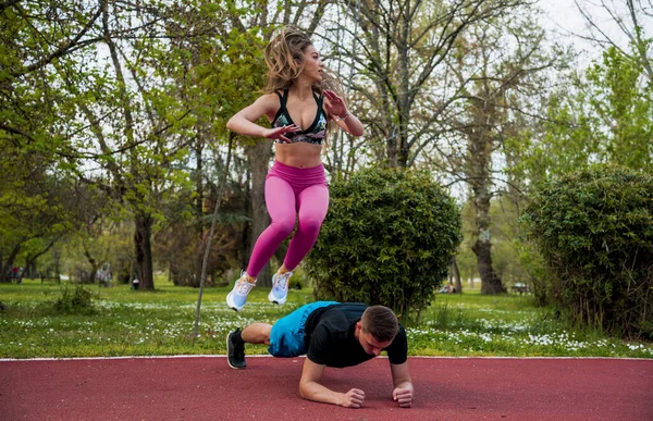 Bonito Feliz Feliz Jovem Esportes Fitness Homem Mulher Natureza Parque — Fotografia de Stock