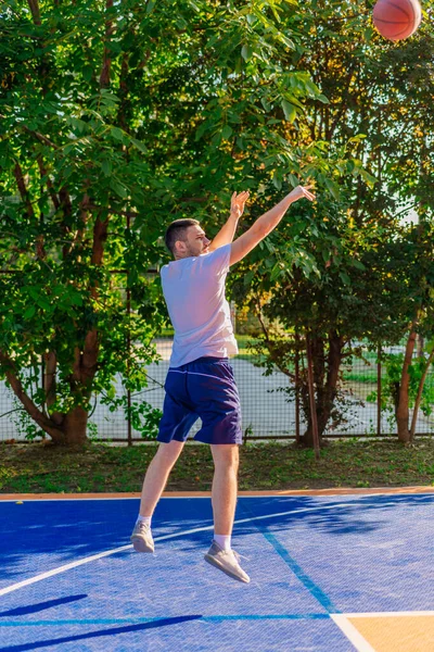 Basket Spelare Hoppa Skytte Och Spela Basket — Stockfoto