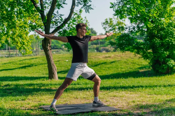 Attrayant Caucasien Jeune Homme Étirement Faire Des Exercices Yoga Sur — Photo