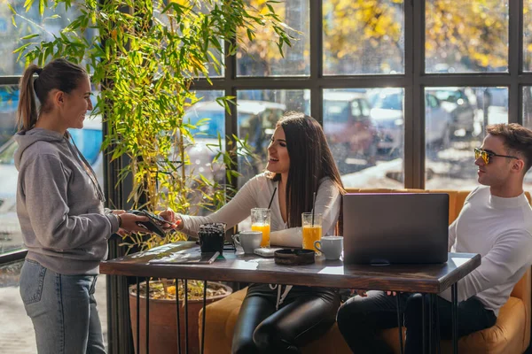 Zijaanzicht Van Een Paar Betalen Factuur Coffeeshop Met Behulp Van — Stockfoto