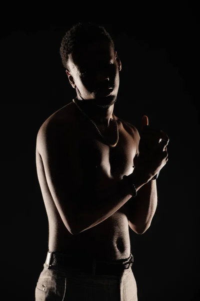 Portré Topless Fekete Férfi Sulhouette Pózol Sötét Háttér — Stock Fotó