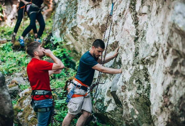 Groupe Alpinistes Attaquent Mur Roche Grimpeur Fait Mouvement Difficile Sur — Photo