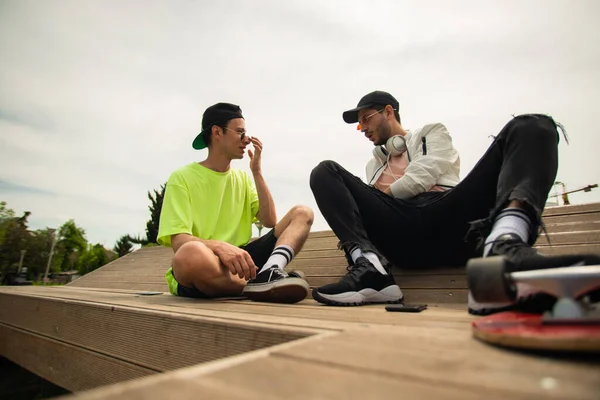 Dos Amigos Vestidos Casuales Están Teniendo Una Conversación Mientras Están — Foto de Stock