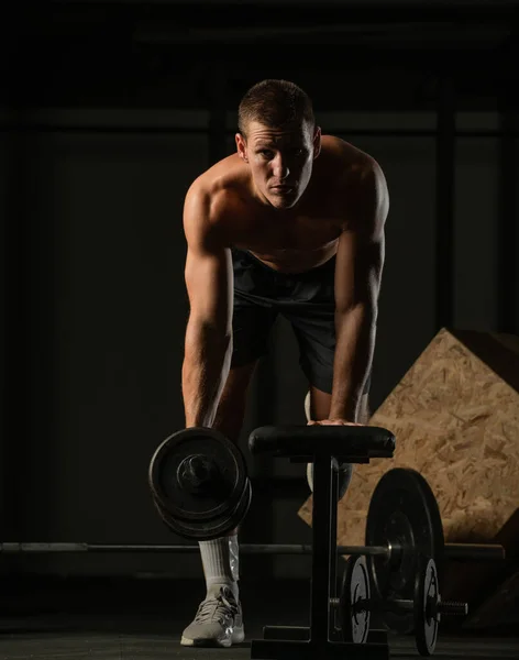 Sportovec Dělá Cvičení Závažími Nad Fitness Lavice Dívá Přímo Kamery — Stock fotografie