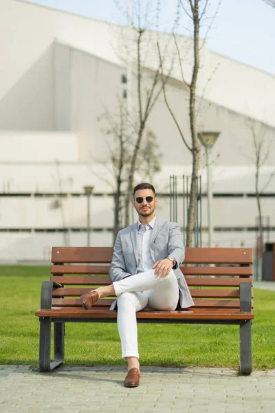 Bonito Homem Negócios Está Posando Banco Enquanto Sentado Vai — Fotografia de Stock