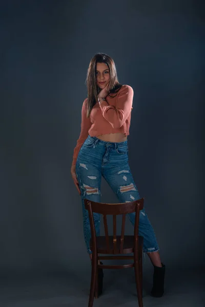 Female Model Orange Crop Top Blouse Jeans Posing Front Wooden — Stock Photo, Image