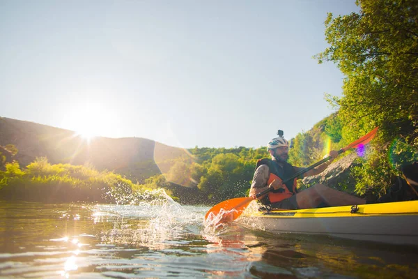 Hombre Mayor Kayak Solo Mientras Disfruta Luz Del Sol Bosque — Foto de Stock