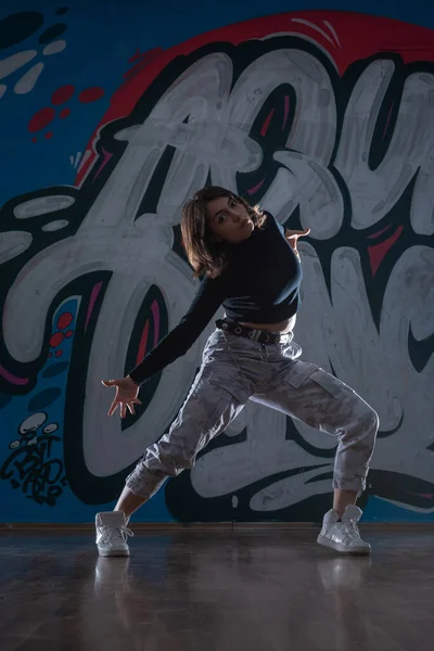 Silhouette Jeune Femme Danseuse Hiphop Breakdancer Dansant Sur Fond Studio — Photo