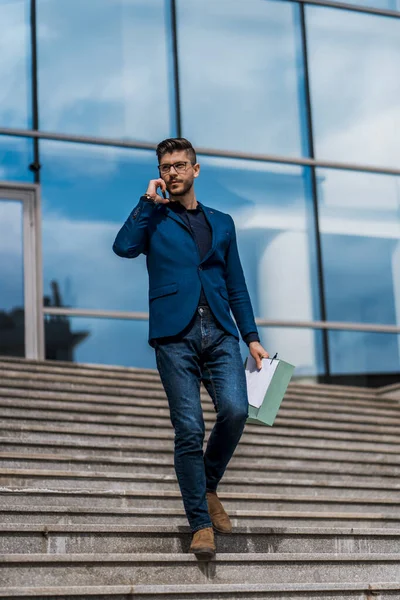 Junger Anwalt Telefoniert Bei Spaziergang Der Innenstadt — Stockfoto