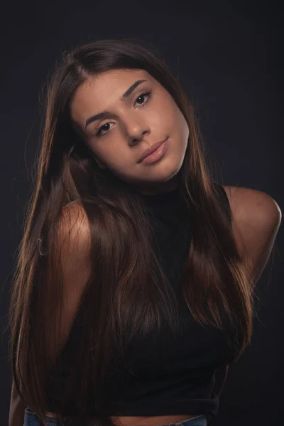 Retrato Una Hermosa Chica Posando Estudio Sobre Fondo Gris Mientras —  Fotos de Stock