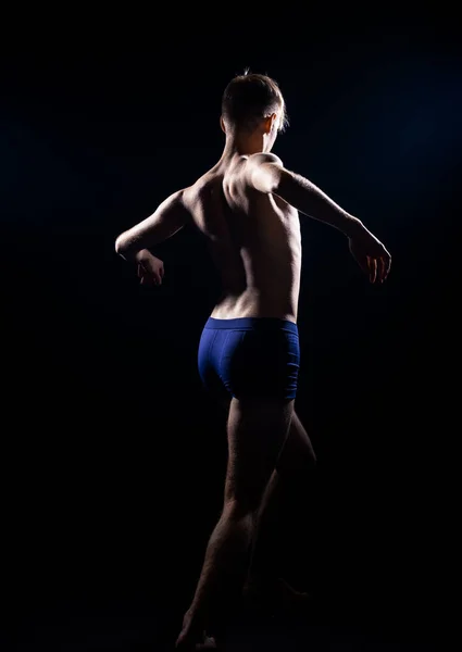 Dans Halfnaakte Performer Tijdens Een Danspraktijk Tegen Een Donkere Achtergrond — Stockfoto
