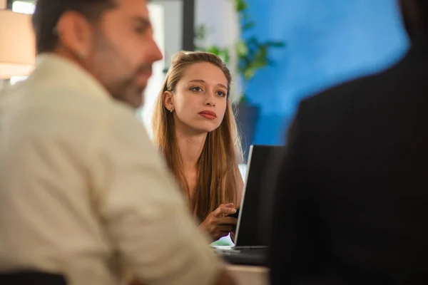 Los Empresarios Están Escuchando Jefe Reunión —  Fotos de Stock