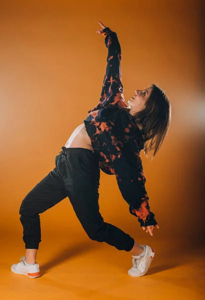 Sanatçı Modern Dansçı Stüdyoda Dans Hareketleri Yapıyor — Stok fotoğraf