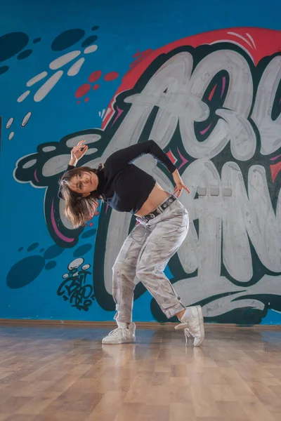 Jovem Atraente Fazendo Breakdance Movimento Sobre Fundo Grafite — Fotografia de Stock