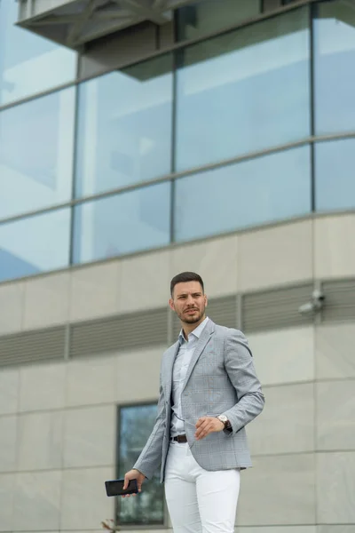 Schöner Geschäftsmann Denkt Über Das Unternehmen Nach Während Auf Seine — Stockfoto