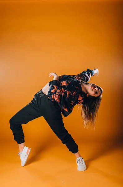Çağdaş Dans Sanatçısı Dans Figürü Yapıyor — Stok fotoğraf