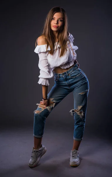 Colpo Corpo Una Giovane Donna Cool Che Indossa Jeans Strappati — Foto Stock