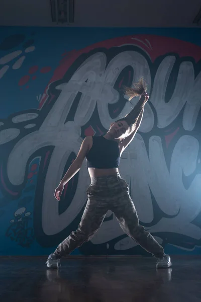 Vrouwelijke Danser Tegen Donkere Achtergrond Rook Verlichting Podium Setup — Stockfoto
