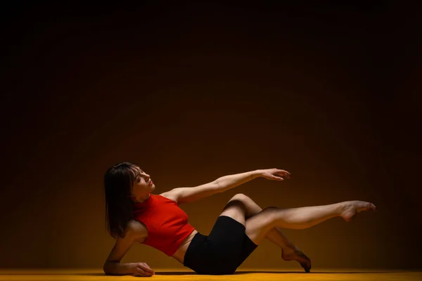Гарненька Балерина Робить Велику Елегантну Позу Землі — стокове фото