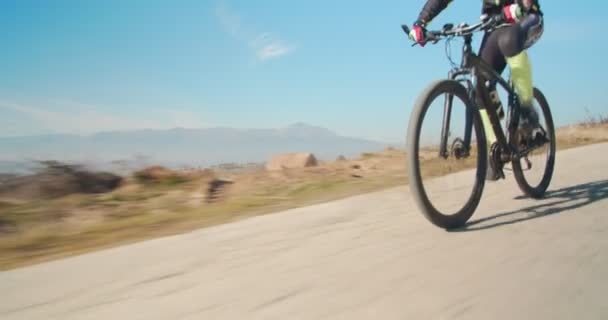 Uomo Anziano Bicicletta Sulle Colline Montagna Giorno — Video Stock