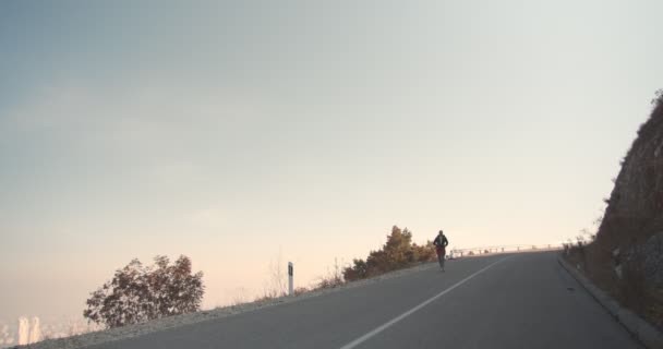 Uomo Pronto Corsa Esplosiva Sulla Montagna Mattino — Video Stock