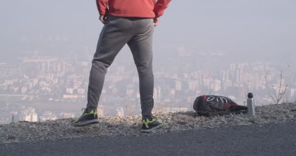 Homme Qui Prépare Pour Explosion Remonte Montagne Matin — Video