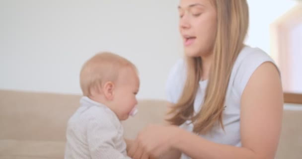 Piękna Matka Ubiera Swoją Córeczkę — Wideo stockowe