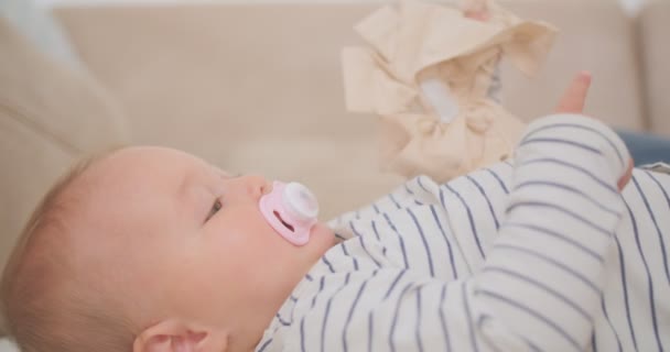 Förtjusande Och Söt Baby Att Sin Blöja Bytt Sängen Närbild — Stockvideo