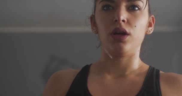 Πυγμαχία Κορίτσι Εργασίας Στο Γυμναστήριο — Αρχείο Βίντεο
