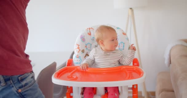 Guapo Padre Está Jugando Con Adorable Bebé Mientras Ella Está — Vídeo de stock