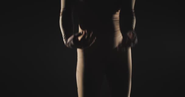 Dançarino Masculino Divertindo Com Dança Enquanto Tem Movimento Impulsivo — Vídeo de Stock