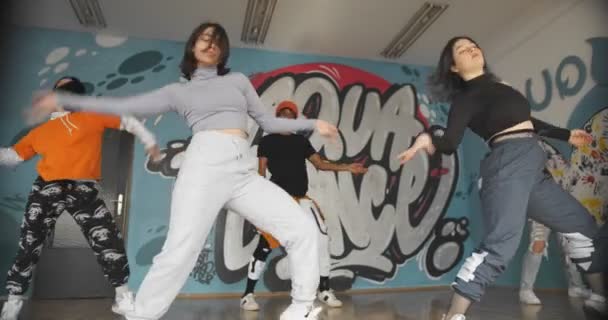 Grupo Dançarinos Multirraciais Estão Dançando Sua Coreografia Grande Estilo — Vídeo de Stock