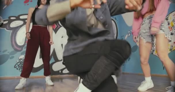Молодой Подросток Демонстрирует Уникальные Танцевальные Навыки Своем Классе — стоковое видео
